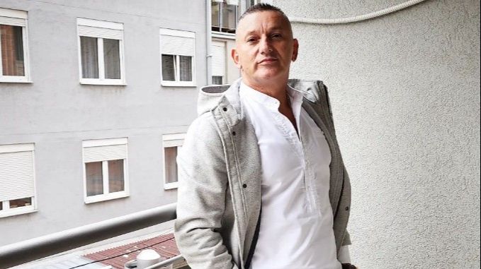 Pjevač ponosno pokazao unuka, pa posalo poruku fanovima (FOTO)