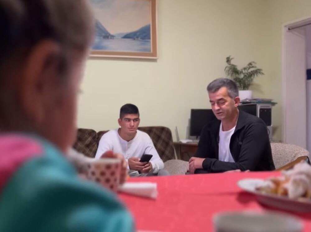 SLOBODAN USVOJIO ČETVORO DJECE KOJE JE MAJKA OSTAVILA Čovjek sa srcem kao kuća: "Našim dvorištem se širi pjesma" (VIDEO)