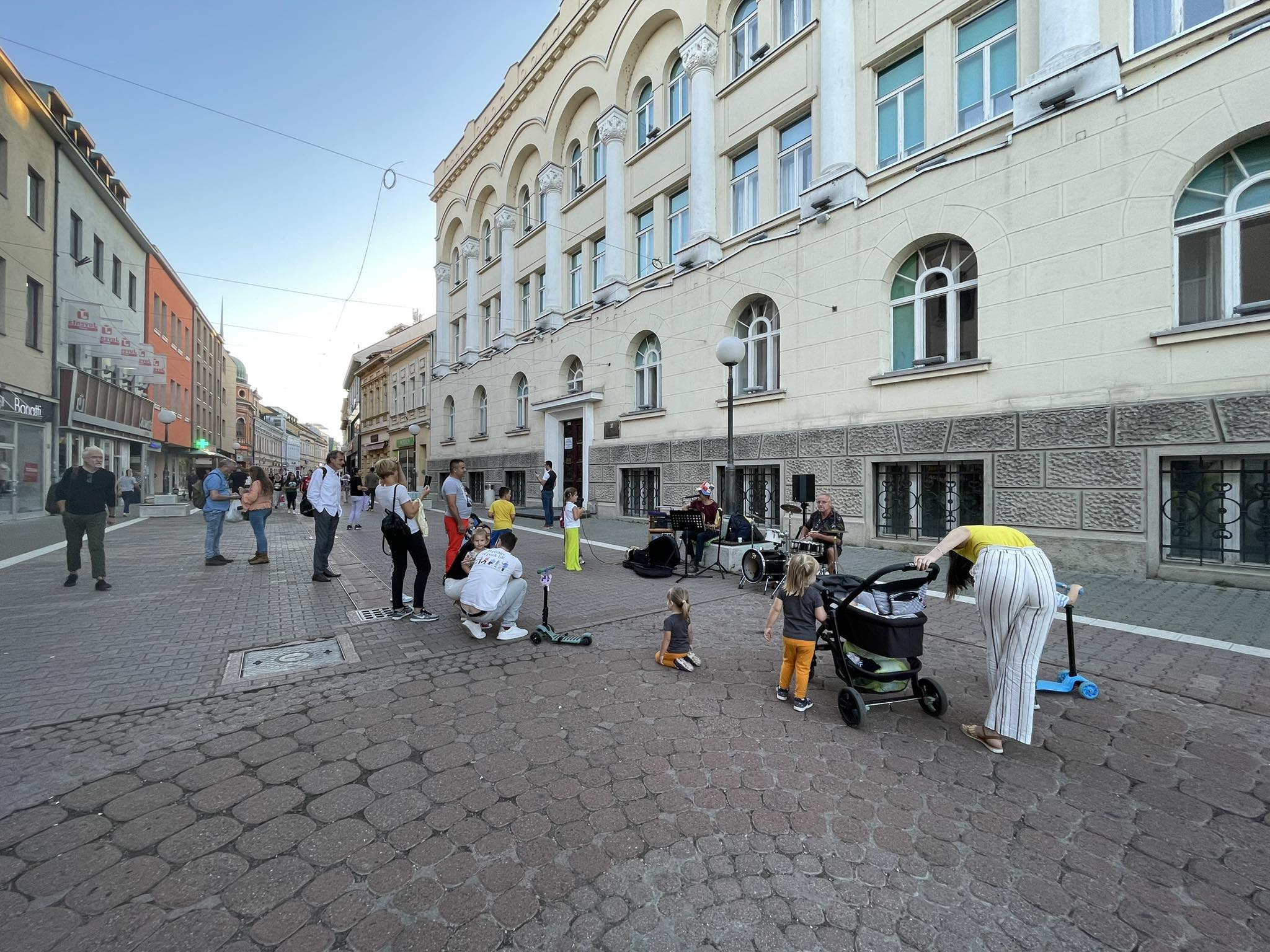 PREDIVNI PRIZORI U GOSPODSKOJ ULICI Pjesmom privukli mališane, pa napravili sjajnu atmosferu (FOTO/VIDEO)