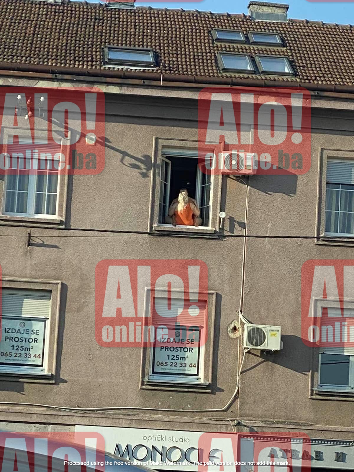VRELA AKCIJA U CENTRU BANJALUKE Plavuša sjedi na rubu prozora, muškarac je ščepao kao da je sudnji dan: Kako ne padnu? (FOTO)