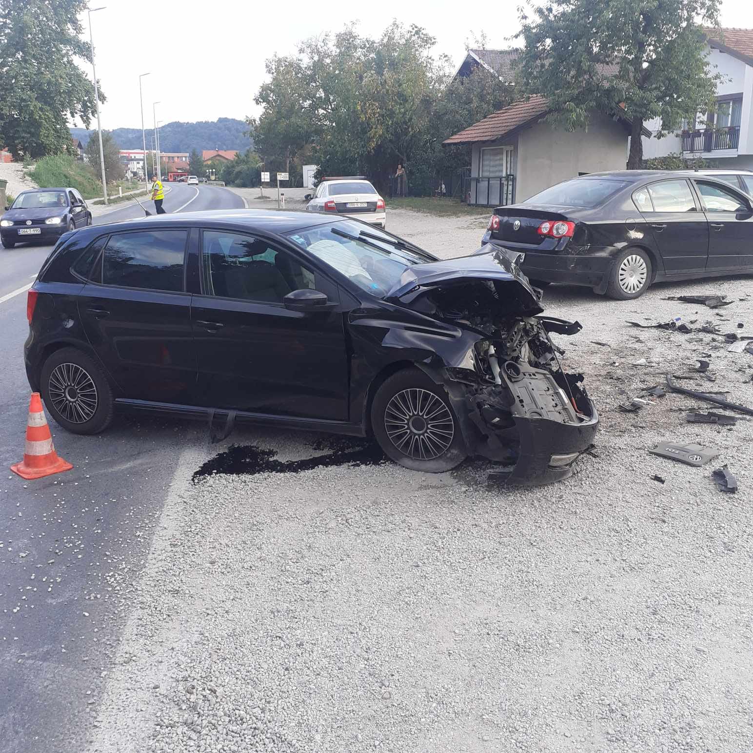 TEŠKA SAOBRAĆAJKA KOD SREBRENIKA Pet osoba povrijeđeno, automobili smrskani (FOTO)