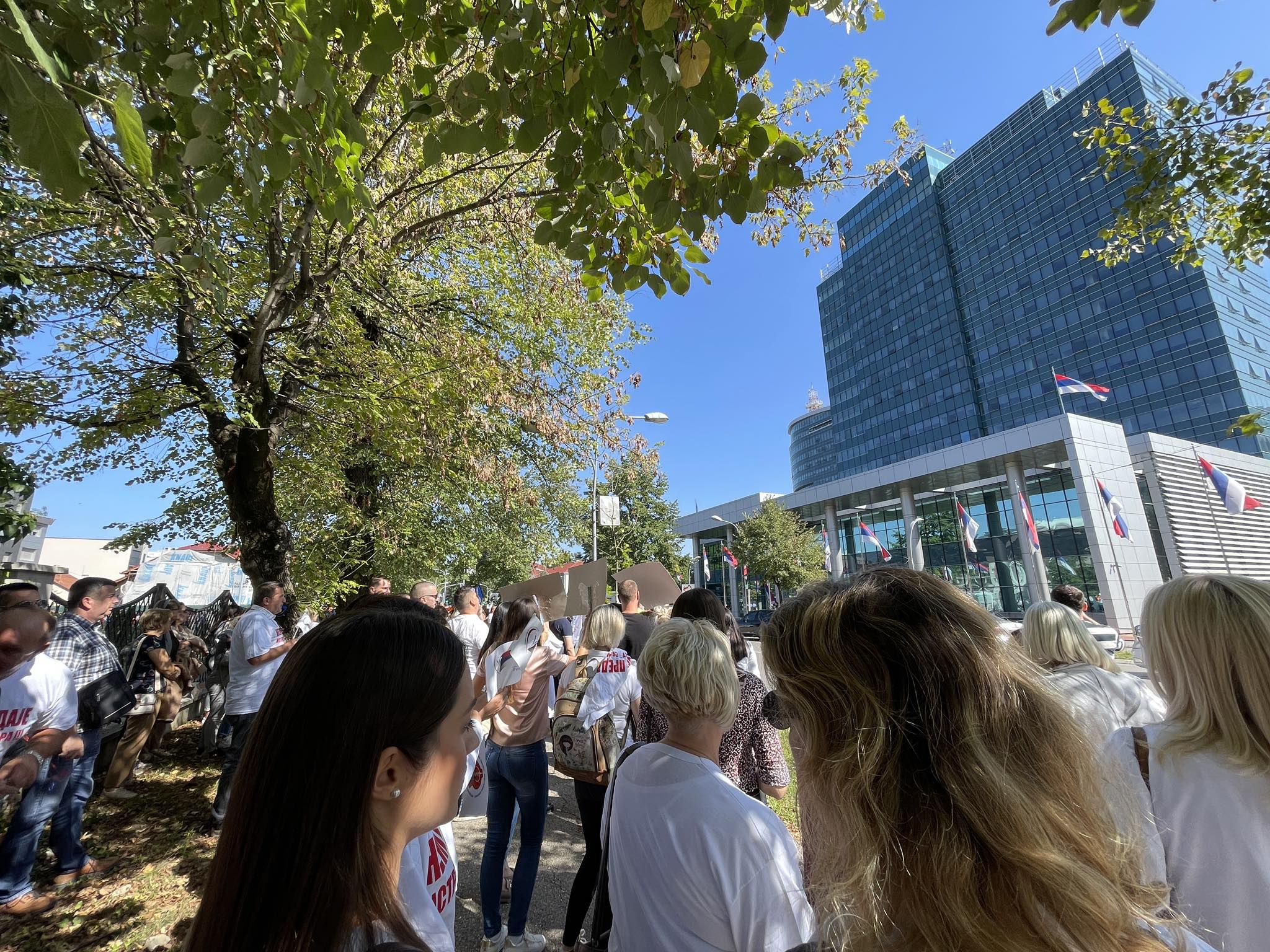 SINDIKAT "NACRTAO" VLADI KAKO TREBA RADITI Sa protesta poslali premijeru jasne zahtjeve (FOTO/VIDEO)