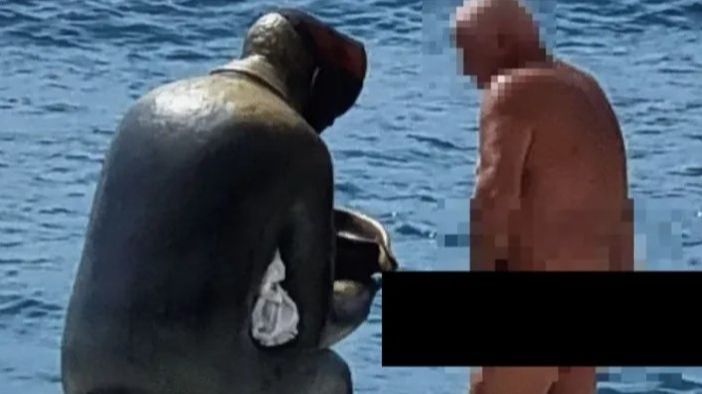 Nag muškarac sunča se u Zadru ispred tamošnjeg univerziteta (FOTO)