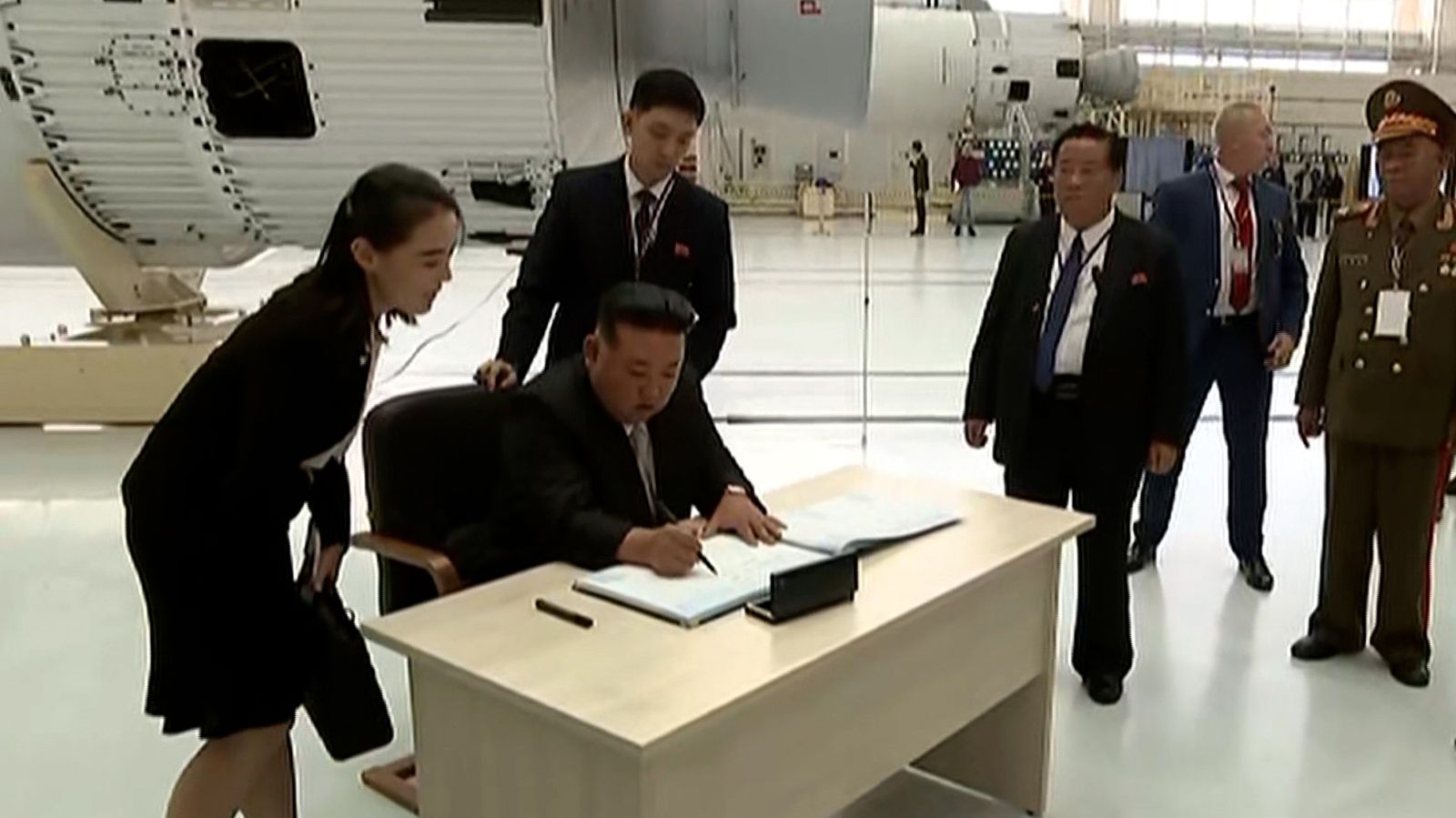 ŠOKIRALE ONIM ŠTO SU DRŽALE U RUKAMA Kim Jong Una na sastanak s Putinom pratilo par žena, oči svijeta uprte u njih