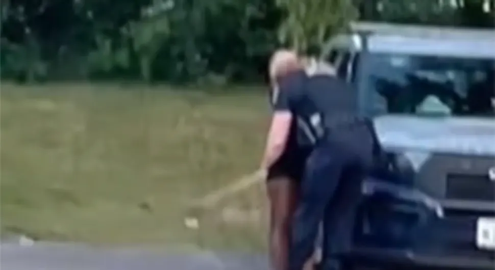 Policajac imao intimne odnose sa ženom u službenom autu