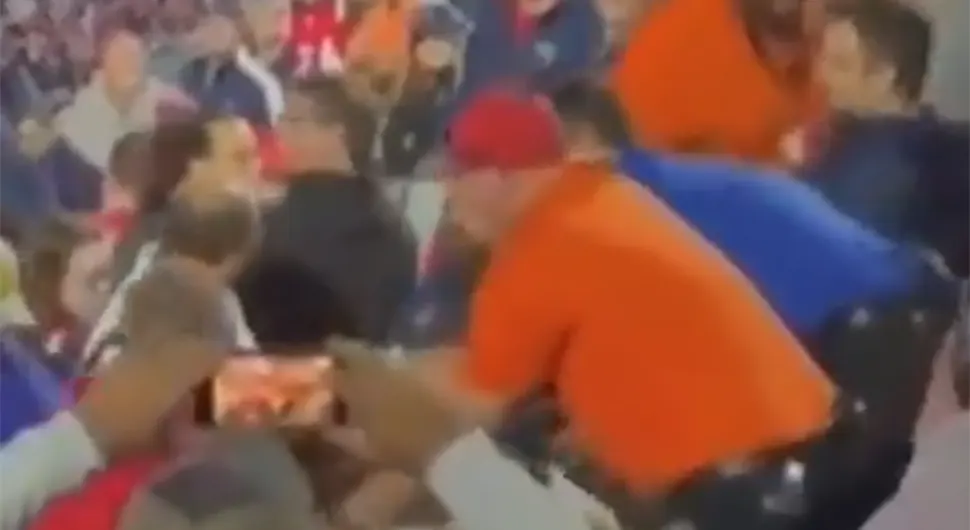 (UZNEMIRUJUĆI VIDEO) Pojavio se snimak ubistva navijača na tribinama