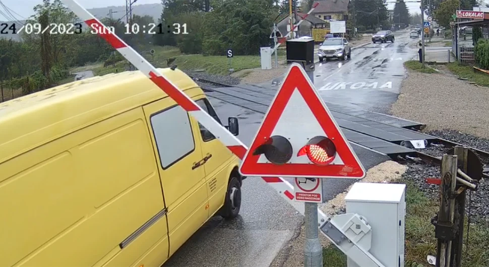 BAHATOST I SAOBRAĆJNA NEKULTURA NA DJELU Vožnjom polomio polubranik na pružnom prelazu u Zalužanima (VIDEO)
