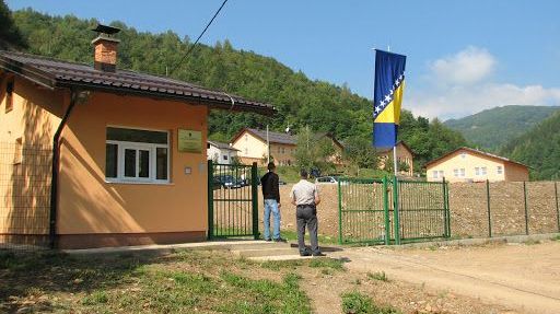 TRAŽIO PARE I "AJFON" OD ZATVORENIKA Stražar sarajevskog zatvora osuđen na dvije godine i pet mjeseci