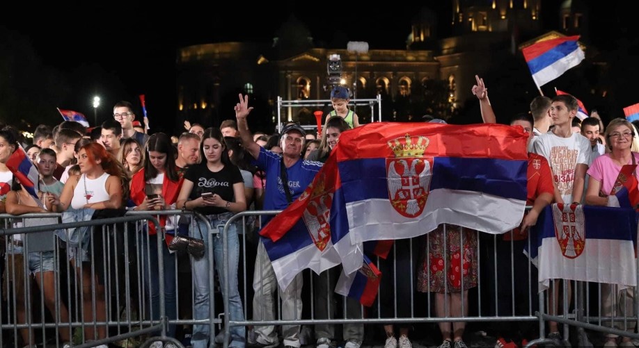 NACIJA SE POKLANJA SVOJIM ORLOVIMA Desetine hiljada navijača na dočeku, Beograd se pretvorio u mravinjak (FOTO)