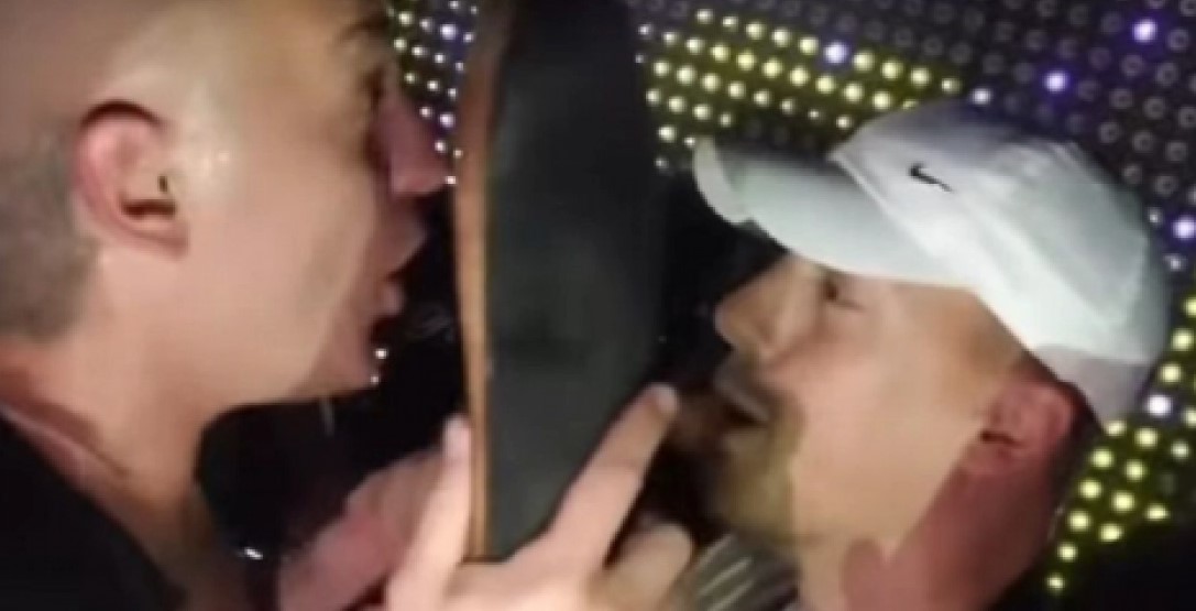 OVA BUDALAŠTINA GA JE I „PROSLAVILA“ Desingerica sada udara Baku Praseta patikom po glavi, fanovi u transu (VIDEO)