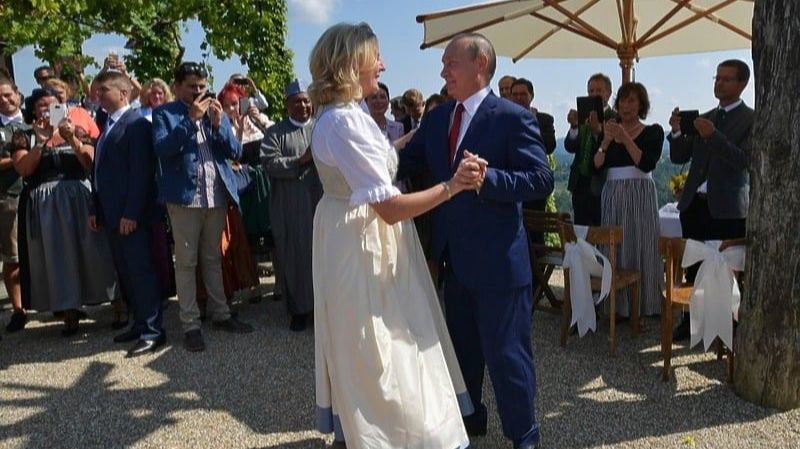 NA SVOM VJENČANJU PLESALA SA PUTINOM Bivša austrijska šefica diplomatije emigrirala u Rusiju