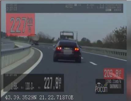 JOŠ JEDNO DIVLJANJE NA AUTO-PUTU Vozio 228 kilometara na čas, djeca nisu bila vezana (VIDEO)