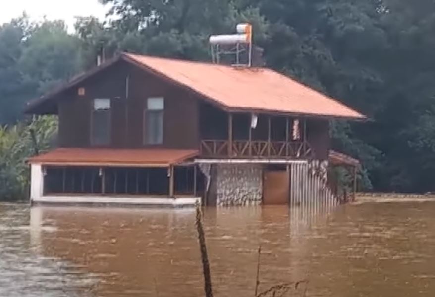 APOKALIPTIČNI PRIZORI U TURSKOJ Dvoje mrtvih, poplavljene kuće, uništeni putevi (VIDEO)