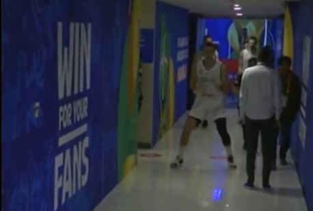 U STILU MUHAMEDA ALIJA Boksovao ispred svlačionice - Jović pecnuo "Bruksa" (VIDEO)