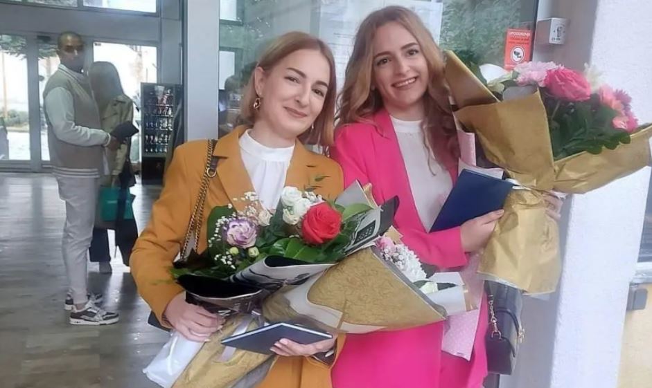 ZAJEDNO POLAGALE ISPIT ZA ISPITOM Blizankinje diplomirale isti dan na Medicinskom fakultetu u Tuzli