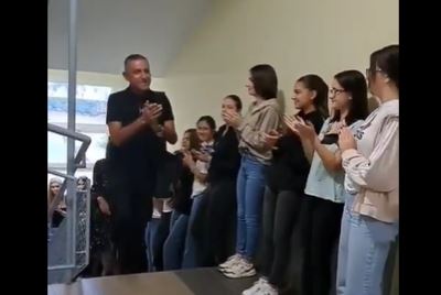 ZA OVO SE ŽIVI! Đaci iz Vranja ispratili omiljenog profesora u penziju: Školu preplavile emocije i gromoglasni aplauz (VIDEO)