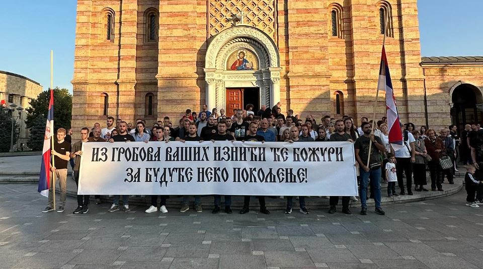 "IZ GROBOVA VAŠIH IZNIĆI ĆE BOŽURI ZA BUDUĆE NEKO POKOLJENJE" Banjaluka odaje počast stradalim Srbima u selu Banjska na sjeveru KiM (FOTO)