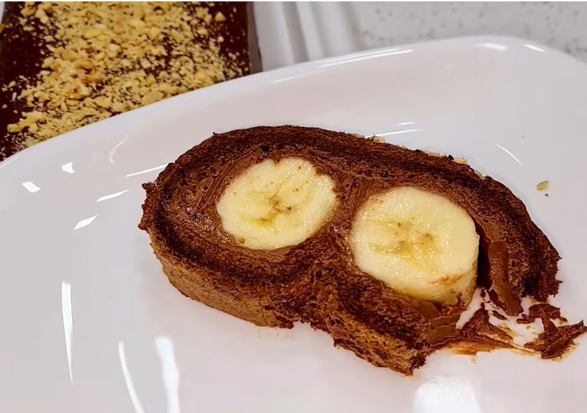 ČOKOLADNI ROLAT SA BANANOM Brže ćete ga napraviti od torte, a podjednako je izdašan i ukusan