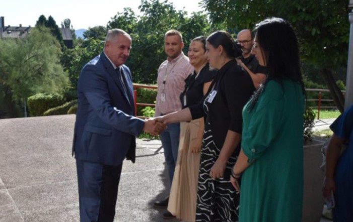 DJECA MU PRIREDILA PREDSTAVU Višković u posjeti Domu “Rada Vranješević"  (FOTO)