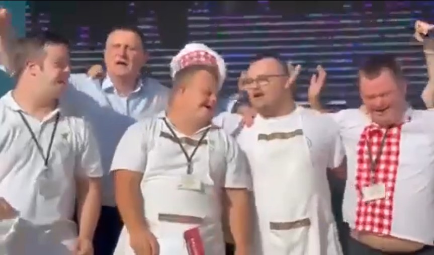 POBJEDNIK KOTLIĆIJADE DAUN SINDROM CENTAR BANJALUKA Slavili na bini uz pjesmu Baje Malog Knindže (VIDEO)