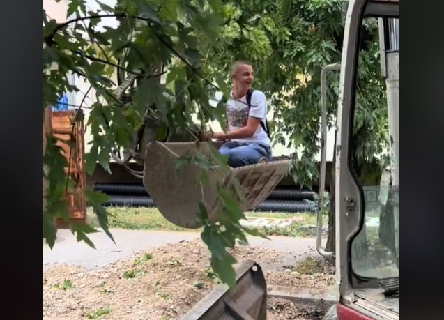 PONOVO POTRAGA ZA BOROM MAJSTOROVIĆEM Klinci prave šou na gradilištu: Razumije li se Boro u bagere?  (VIDEO)