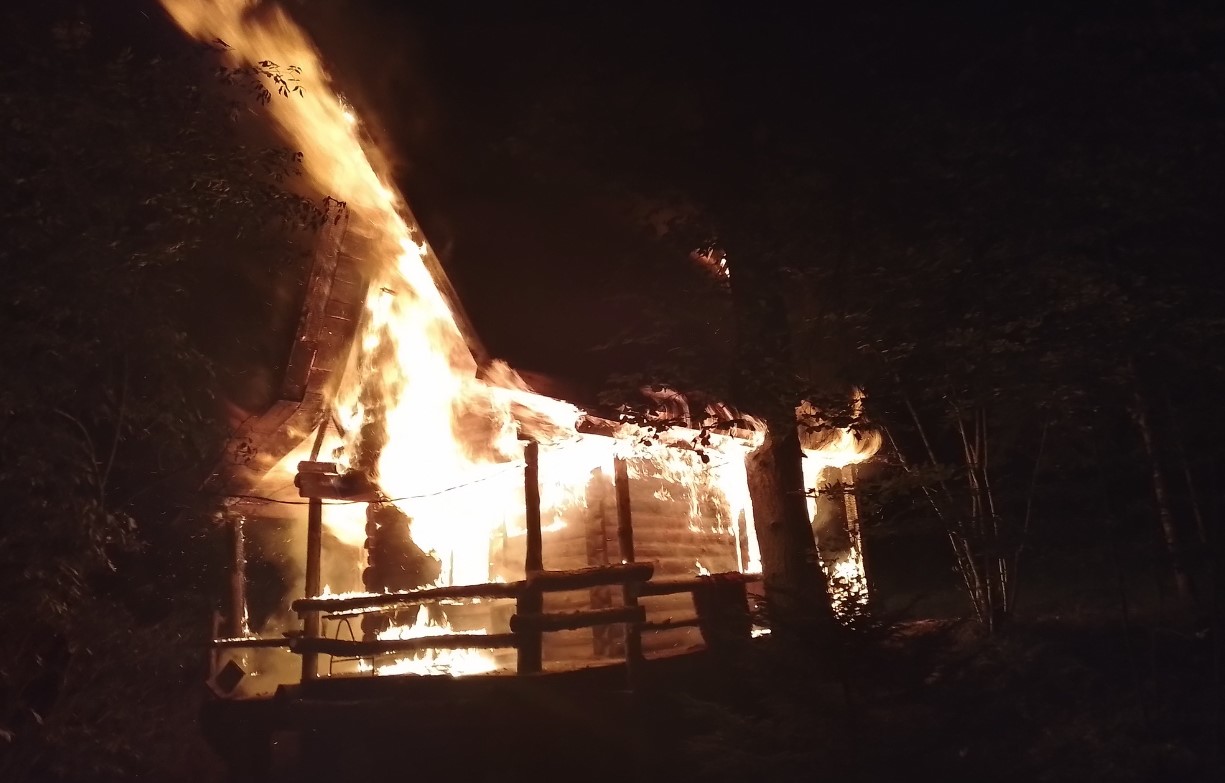 LJUBAVNI JADI POTPALILI VATRU Banjalučanin uhapšen zbog paljevine bungalova na Zelenkovcu