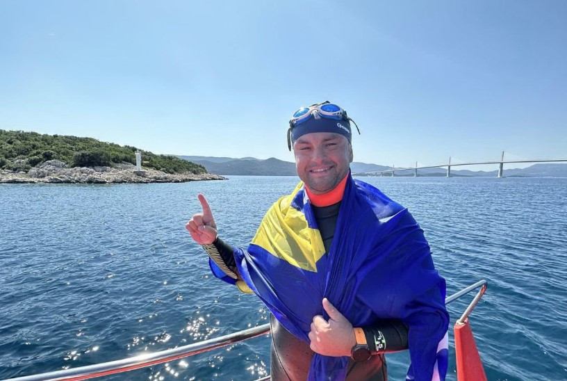 HARIS MURATOVIĆ PREPLIVAO NEUMSKI ZALIV Otac četvoro djece skrenuo pažnju na sebe, pa poslao poruku: Natalitet je prioritet (FOTO)