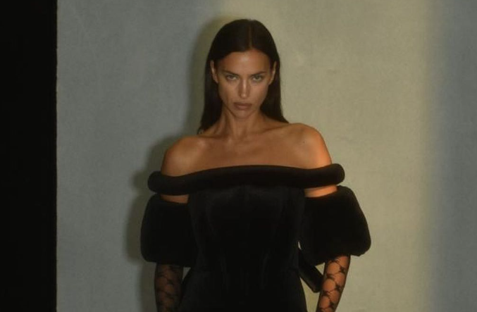 DA LI BISTE NOSILE „TANGA ČIZME“? Irina Šajk u najružnijoj obući koju smo ikada vidjeli, nikome nije jasno kako se obuva (FOTO)