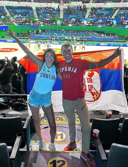 "NE MOGU VIŠE OVAJ STRES" Srpski influenseri u Manili bodre "Orlove": Ori se himna, na tribinama potpuna ludnica