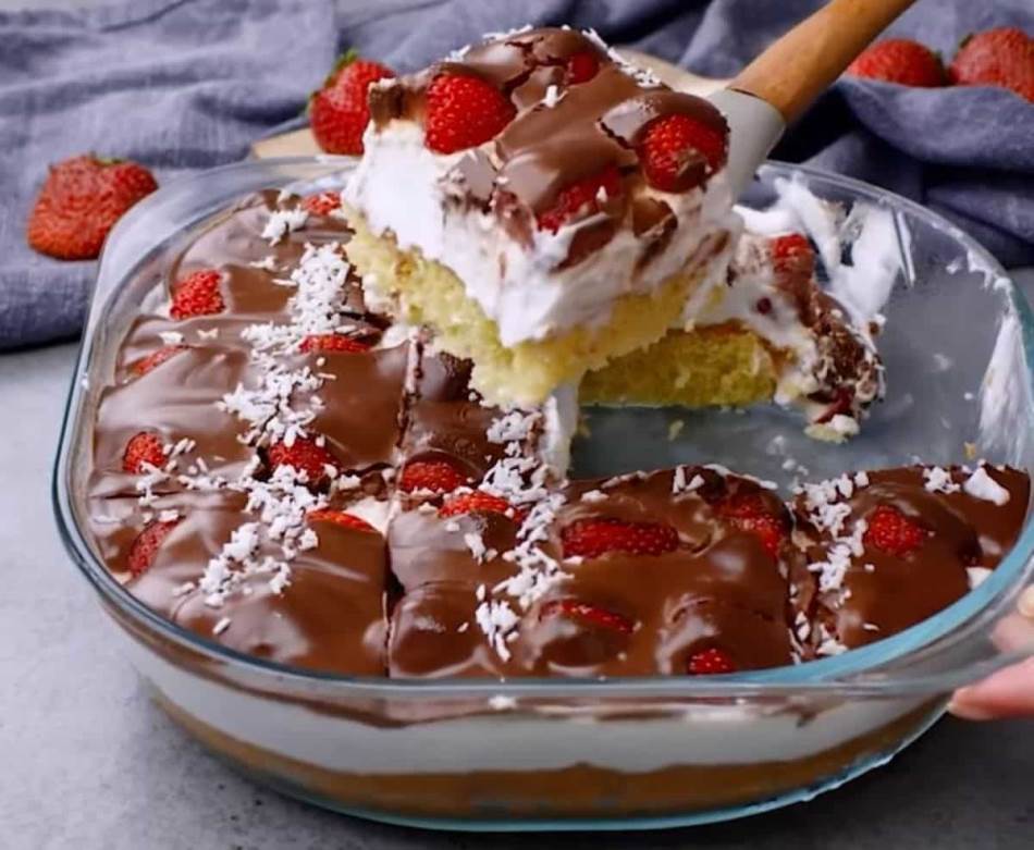 KOLAČ SA ČOKOLADOM I JAGODAMA Neodoljiva poslastica za koju će vam svi tražiti recept 