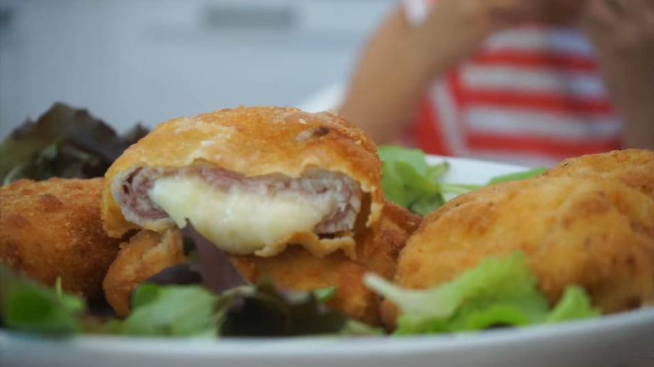 ORIGINALNI RECEPT ZA ČUVENI KORDON BLU Pohovano teleće meso punjeno sirom i šunkom