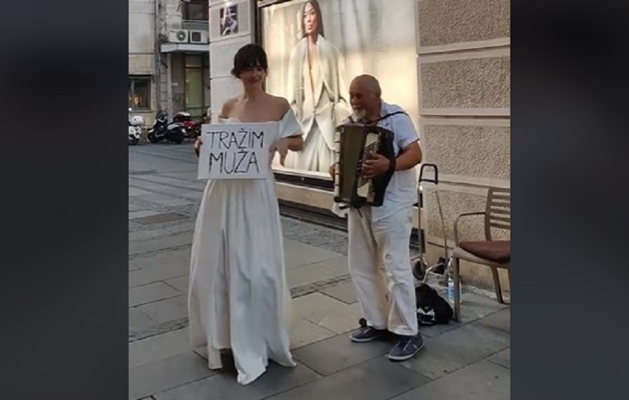 BANJALUČANKA U BEOGRADU TRAŽILA MUŽA Hodala sa natpisom, a jedan mladić je zbog nje dobio ćušku (VIDEO)
