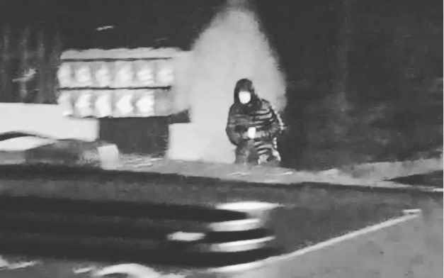 LJUDE PODILAZI JEZA ZBOG MISTERIOZNE OSOBE U CRNOM Ko se šeta noću po mračnim ulicama sa maskom na licu? (VIDEO)