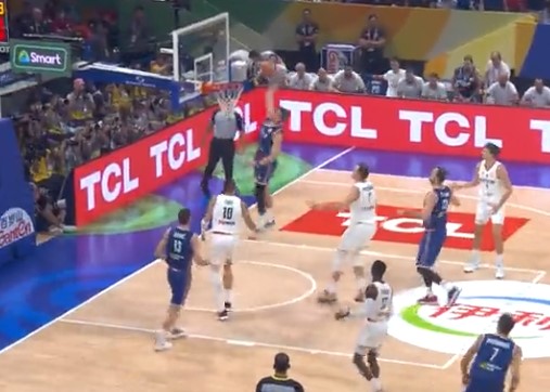 BRUTALNOST! Pogledajte zakucavanje Nikole Jovića od kojeg je proključala dvorana (VIDEO)