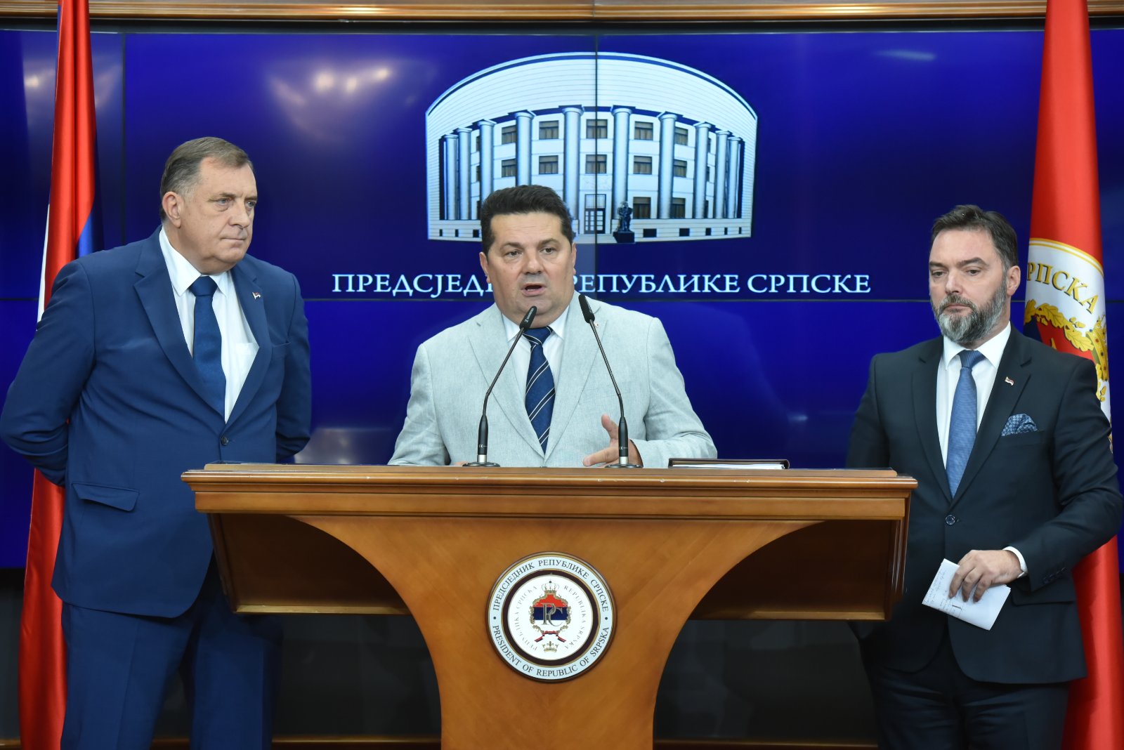 ŠMIT I PAR AMBASADORA SE PONAŠAJU KAO KARTEL Stevandić: Ta loša politika sada razara BiH, a Srpska je u svemu tome pokazala nesalomivost