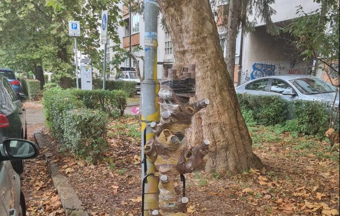 KAKVA JE OVO SKALAMERIJA? Na šta vas podsjeća? Banjalučani gledaju sa upitnikom iznad glave (FOTO)