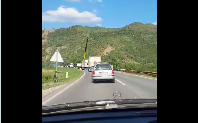 NESREĆA KOD ŽEPČA Kamion sletio s puta, dizalica ga pokušava izvući, a saobraćaj obustavljen