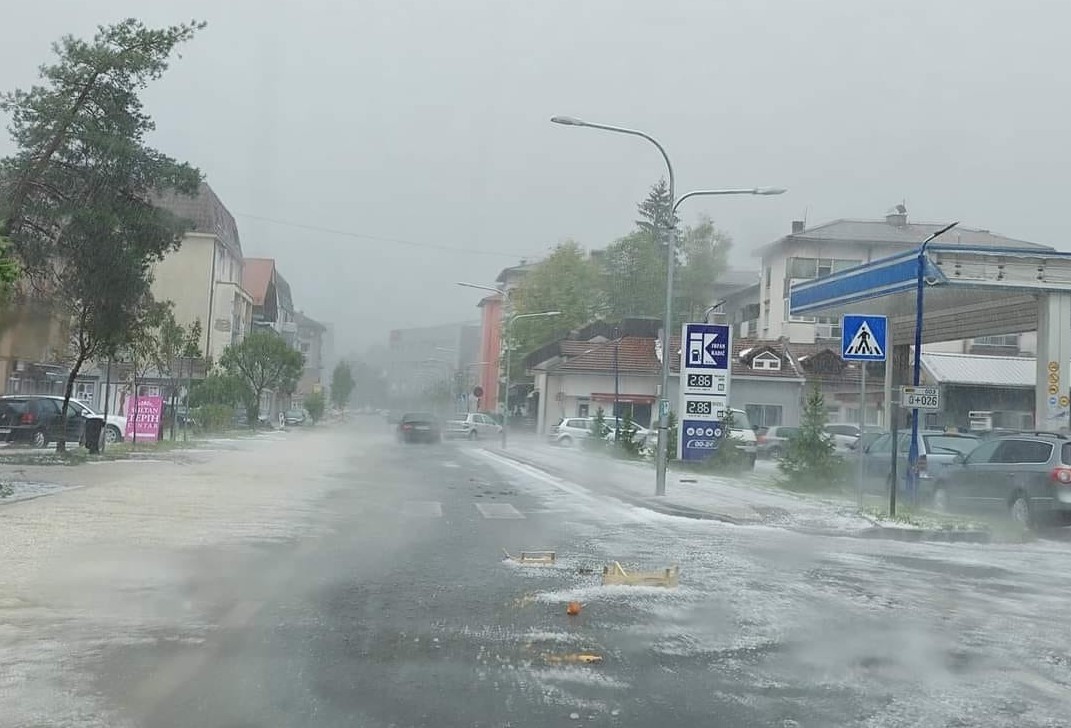 ZAHLAĐENJE DONIJELO NEVRIJEME Obilna kiša i grad u Bosanskoj Krupi: "Po ovome je mjesto i dobilo ime" (FOTO)