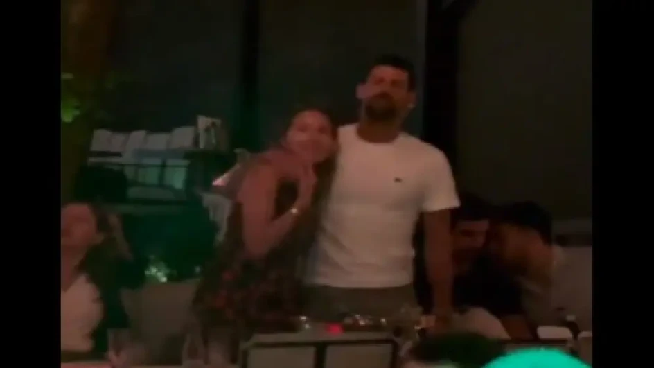 PAO I POLJUBAC Novak u zagrljaju sa Jelenom uživao tokom proslave (VIDEO)
