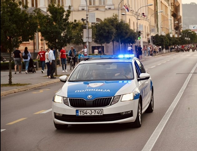 SUKOB KOMŠIJA U BANJALUCI Sjekirom mu polupao automobil, a ovaj mu uzvratio oštećenjem vrata