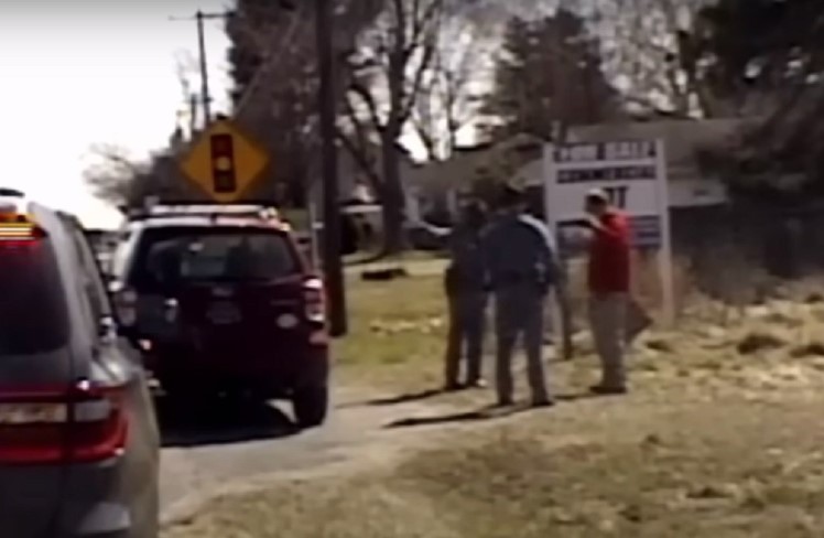 Kaznili ga jer je stajao uz cestu i upozoravao vozače na radar (VIDEO)