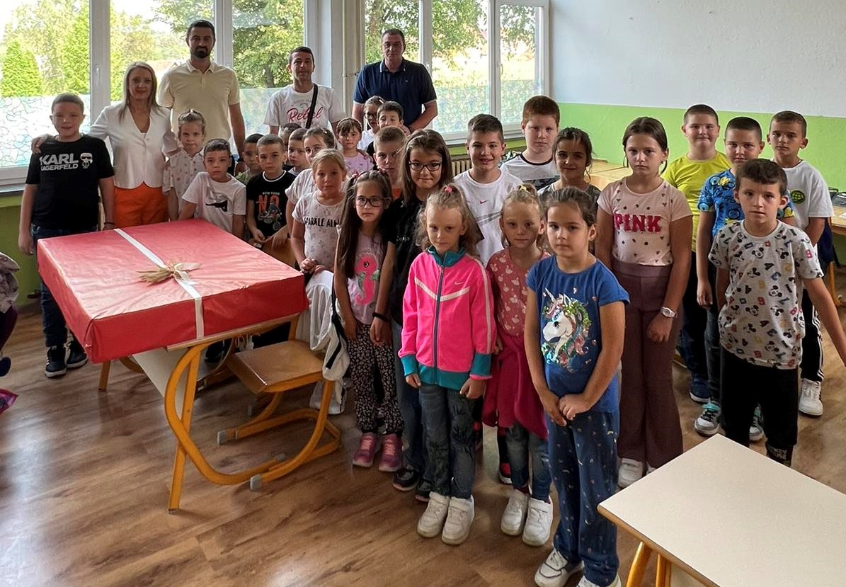 M:tel poklonio televizor osnovnoj školi u Piskavici (FOTO)