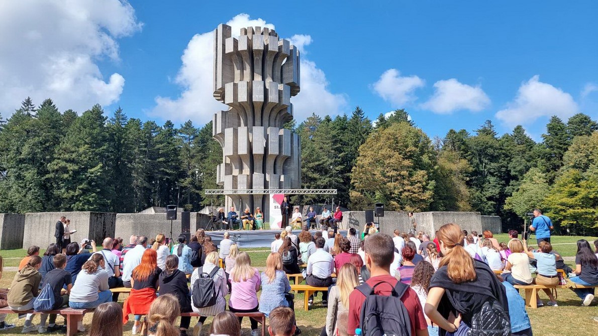 TRADICIONALNI POETSKI ČAS NA MRAKOVICI Ako Srbi zaborave, ko će da pamti? (FOTO)