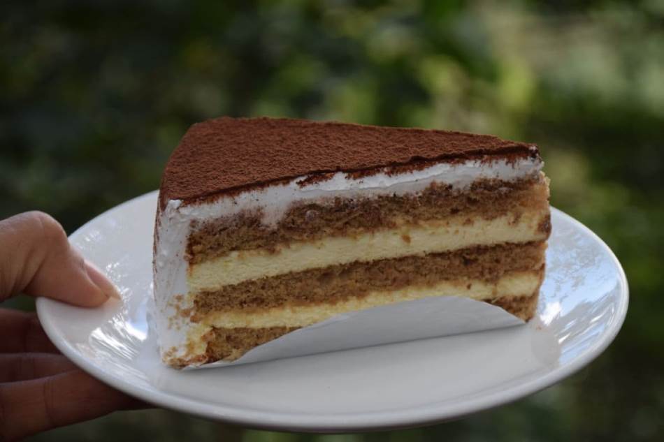 TORTA PUSLICA OD ČOKOLADE I LJEŠNIKA Miks kafe i ruma svidjeće se i gostima koji ne vole slatko