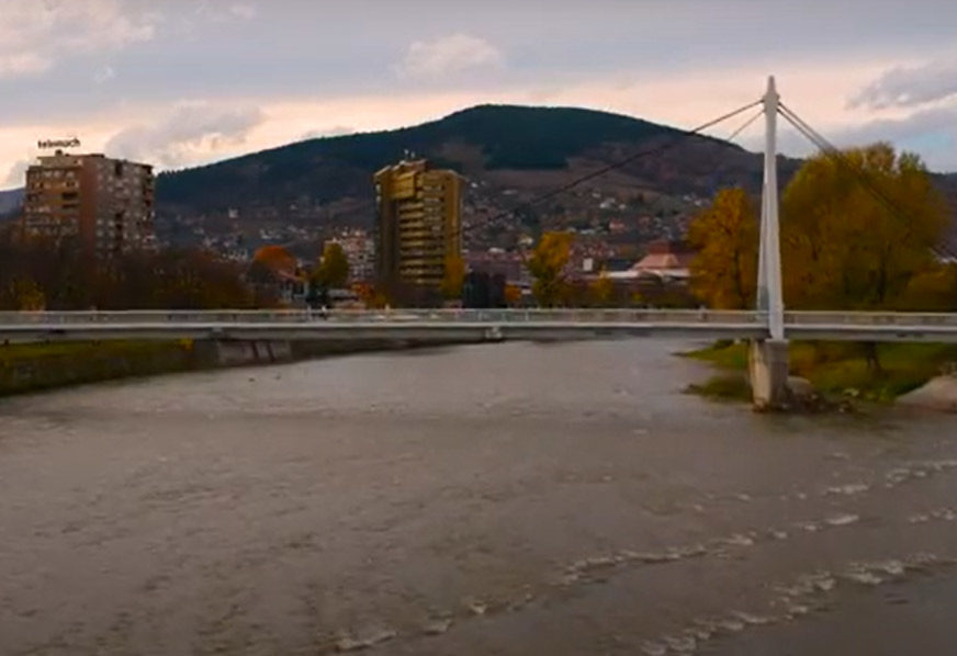 ZAGAĐENA RIJEKA BOSNA Gradom se širi nesnosan smrad nakon što je u nju ispuštena veća količina mazuta