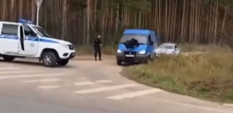 VOZAČ I DALJE U BIJEGU Policajca provozao na haubi (VIDEO)