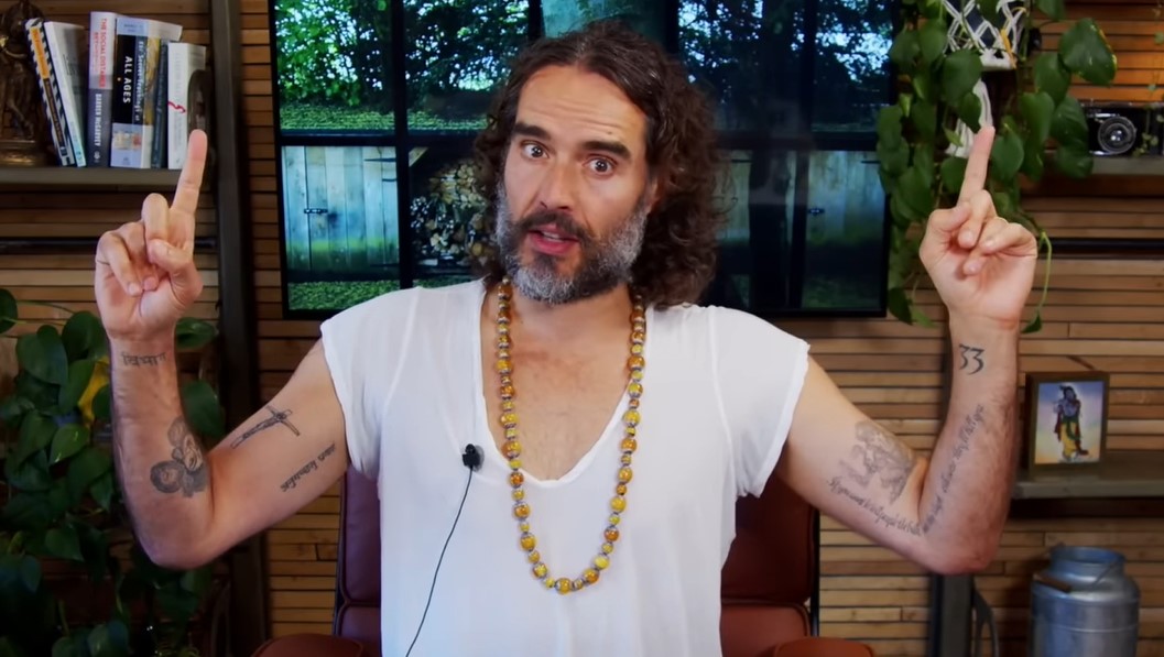 U ETERU NUDIO ASISTENTICU PEDOFILU Šta se sve sinoć saznalo o Raselu Brendu?
