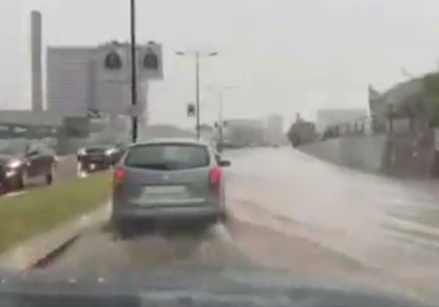 ULICE SARAJEVA POD VODOM Jaki udari vjetra i obilne padavine pogodile glavni grad BiH