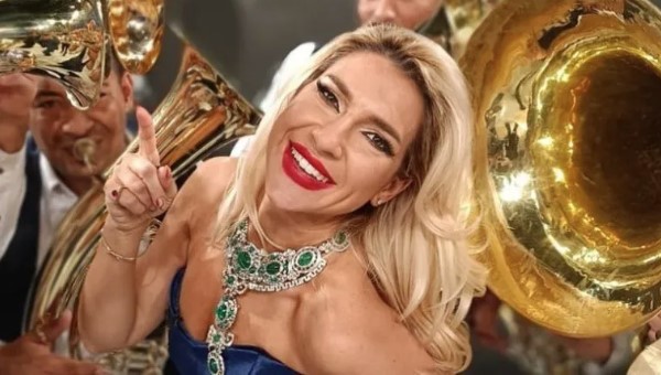 Grudi kipe iz dekoltea, a svi gledaju u simbol posebnog značenja koji oko vrata nosi Jovana Jeremić (FOTO)