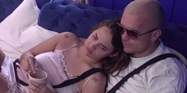 SA CVIJETA NA CVIJET, ALI UZALUD! Munjez forama iz prvog osnovne pokušao da smuva Marijanu, prodao joj priču da je sa mnogima mogao da bude! (VIDEO)